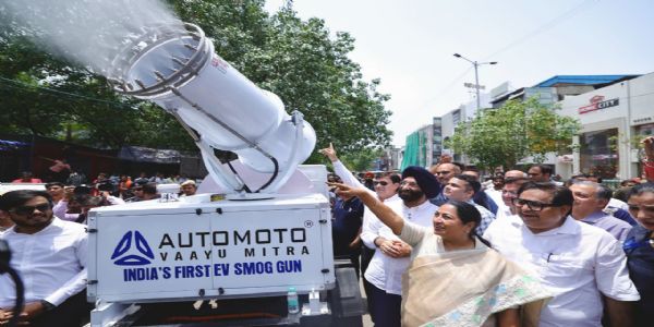 दिल्ली की मुख्यमंत्री रेखा गुप्ता ने शनिवार को गुरु राम सिंह मार्ग कीर्ति नगर फायर स्टेशन पर ईवी-माउंटेड एंटी-स्मॉग गन निरीक्षण करती हुईं।