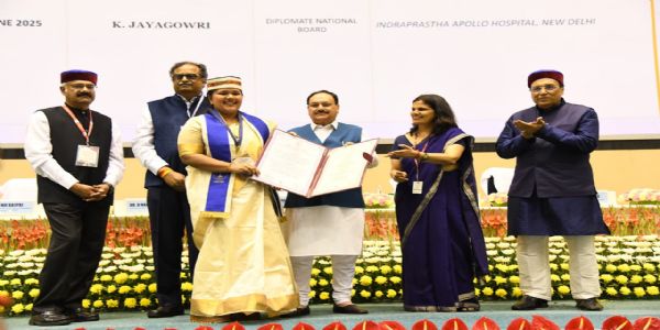 दीक्षांत समारोह में डिग्री देते हुए केन्द्रीय स्वास्थ्य मंत्री जे पी नड्डा