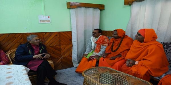 मुख्य निर्वाचन अधिकारी ज्ञानेश कुमार साधु संतों से संवाद करते हुए। मुख्य निर्वाचन अधिकारी ज्ञानेश कुमार साधु संतों से संवाद करते हुए।