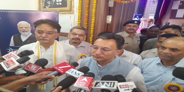 पत्रकारों से वार्ता करते जितिन प्रसाद पत्रकारों से वार्ता करते जितिन प्रसाद
