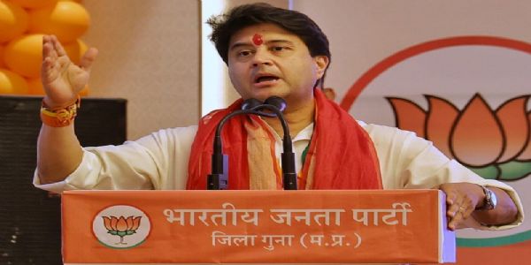 शिवपुरी में पंडित दीनदयाल उपाध्याय प्रशिक्षण को संबोधित करते हुए सिंधिया