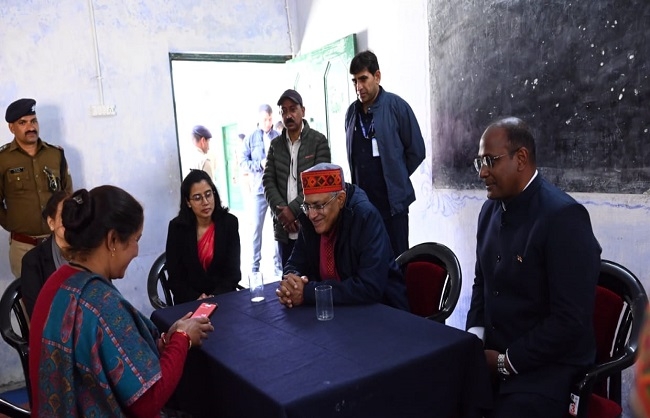 भारत के मुख्य निर्वाचन आयुक्त ज्ञानेश कुमार की ओर से हर्षिल स्थित पोलिंग बूथ का निरीक्षण करते हुए। भारत के मुख्य निर्वाचन आयुक्त ज्ञानेश कुमार की ओर से हर्षिल स्थित पोलिंग बूथ का निरीक्षण करते हुए।