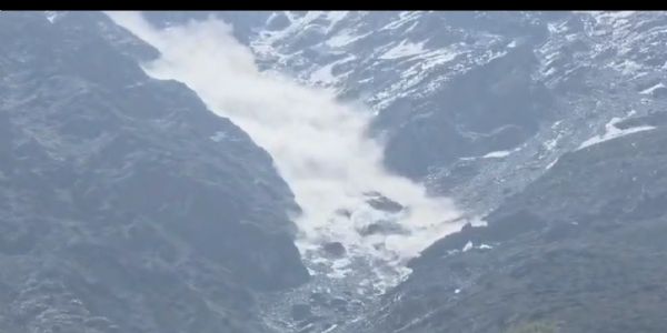 चमोली जिले के कंचनजंघा क्षेत्र में हिमस्खलन। चमोली जिले के कंचनजंघा क्षेत्र में हिमस्खलन।