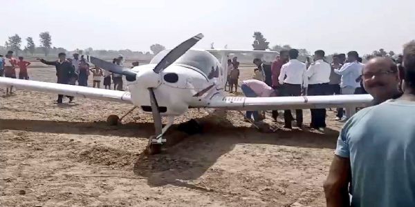 खेत में उतरे विमान को देखने में जुटी भीड़ खेत में उतरे विमान को देखने में जुटी भीड़