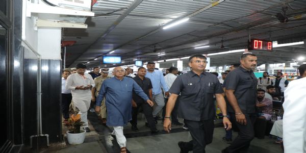 मुख्यमंत्री भूपेंद्र पटेल वंदे भारत ट्रेन से पहुंचे सुरत मुख्यमंत्री भूपेंद्र पटेल वंदे भारत ट्रेन से पहुंचे सुरत
