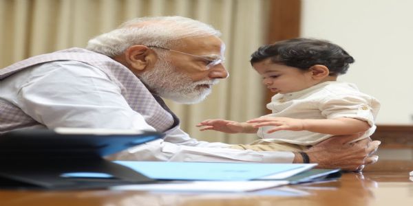 प्रधानमंत्री नरेन्द्र मोदी के साथ केंद्रीय मंत्री राम मोहन नायडू किंजरापु के बच्चे। प्रधानमंत्री नरेन्द्र मोदी के साथ केंद्रीय मंत्री राम मोहन नायडू किंजरापु के बच्चे।