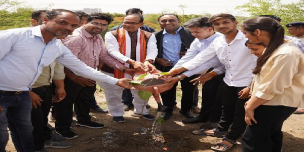 भोपाल में पौधरोपण करते हुए केन्द्रीय कृषि मंत्री शिवराज सिंह चौहान