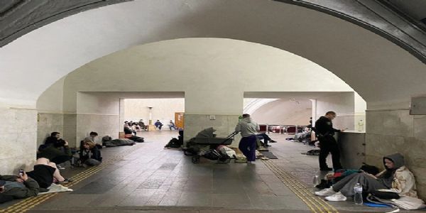 यूक्रेन की राजधानी कीव में 24 मई, 2026 की सुबह रूस के हवाई हमले के दौरान लोगों ने मध्य कीव के एक मेट्रो स्टेशन में शरण ली। फोटो - इंटरनेट मीडिया यूक्रेन की राजधानी कीव में 24 मई, 2026 की सुबह रूस के हवाई हमले के दौरान लोगों ने मध्य कीव के एक मेट्रो स्टेशन में शरण ली। फोटो - इंटरनेट मीडिया