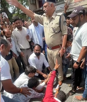पार्षद कुणाल सोलंकी ने एसीपी के सामने दंडवत प्रणाम कर दिया