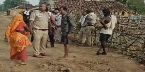 बाघ के हमले से महिला की मौत के बाद मौके पर ग्रामीण बाघ के हमले से महिला की मौत के बाद मौके पर ग्रामीण