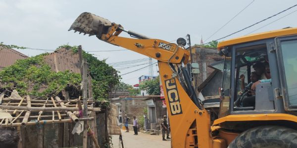 खानाकुल में अवैध निर्माण हटाने के लिए बुलडोजर अभियान, नालों पर बने ढांचे ध्वस्त