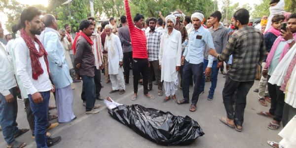सरकारी हैंडपंप में उतरे करंट से अधेड़ की मौत, शव रखकर ग्रामीणों ने लगाया जाम