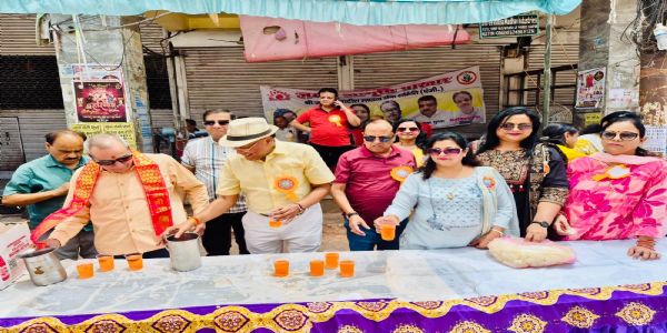 पुरुषोत्तम माह में कानपुर में सेवा कार्यों की धूम, जगह-जगह शरबत और गन्ने के जूस का वितरण