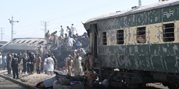 पाकिस्तान के अशांत प्रांत बलोचिस्तान की राजधानी क्वेटा में चमन फाटक के पास शटल ट्रेन में विस्फोट के बाद तीन बोगी पलट गईं। फोटो - द बलोचिस्तान पोस्ट पाकिस्तान के अशांत प्रांत बलोचिस्तान की राजधानी क्वेटा में चमन फाटक के पास शटल ट्रेन में विस्फोट के बाद तीन बोगी पलट गईं। फोटो - द बलोचिस्तान पोस्ट