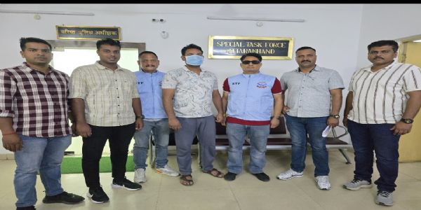 पुलिस के साथ गिरफ्तार  आरोपित।