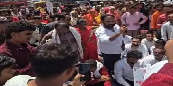 पानी के लिए सड़कों पर उतरे लोग