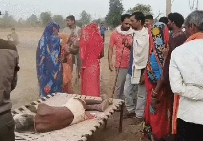 बाघ के हमले से महिला की मौत के बाद मौके पर ग्रामीण बाघ के हमले से महिला की मौत के बाद मौके पर ग्रामीण