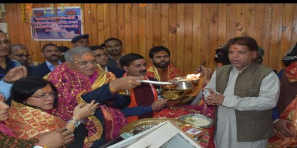 मुख्य चुनाव आयुक्त ज्ञानेश कुमार यमुनोत्री धाम में दर्शन करते हुए।