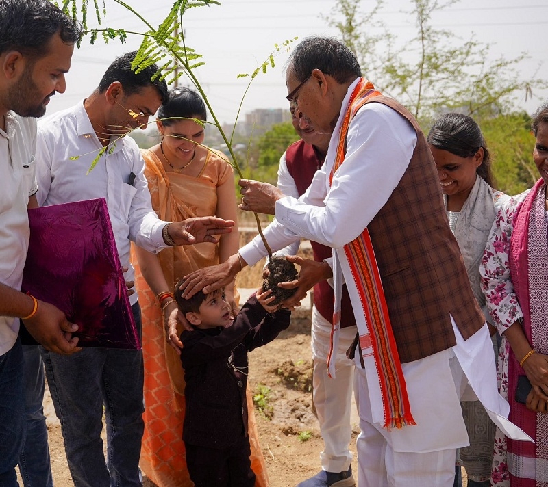 भोपाल में पौधरोपण करते हुए केन्द्रीय कृषि मंत्री शिवराज सिंह चौहान