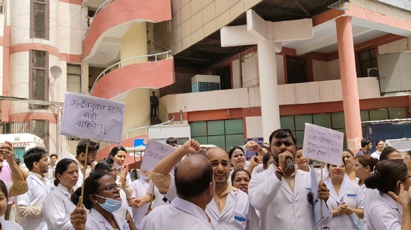 लेडी हार्डिंग अस्पताल में हड़ताल करते नर्स लेडी हार्डिंग अस्पताल में हड़ताल करते नर्स
