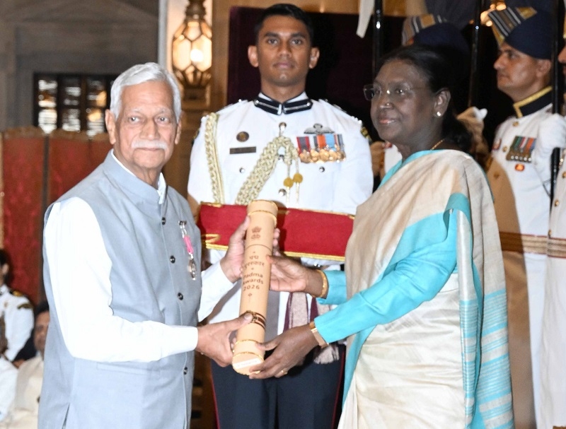 डॉ. नारायण व्यास को सम्मानित करते हुए राष्ट्रपति डॉ. नारायण व्यास को सम्मानित करते हुए राष्ट्रपति