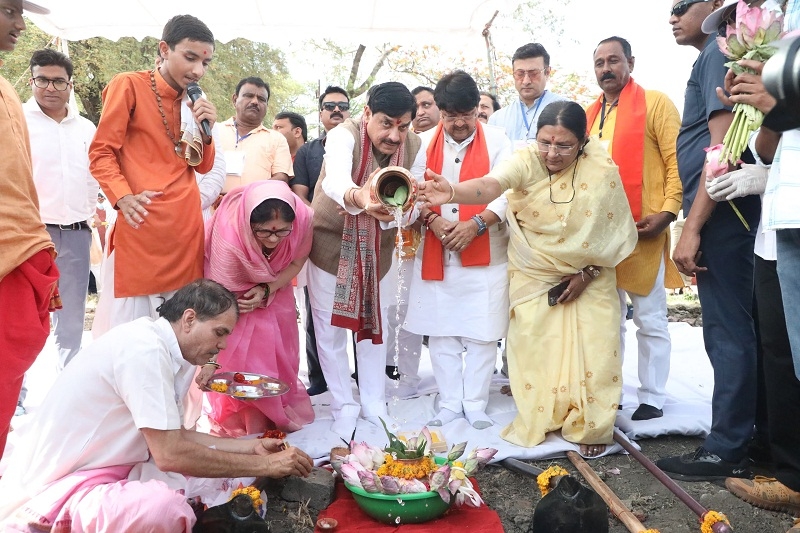 मुख्यमंत्री ने धार में जल गंगा संवर्धन अभियान के कार्यक्रम में ऐतिहासिक देवी सागर तालाब के गहरीकरण कार्य का किया शुभारंभ मुख्यमंत्री ने धार में जल गंगा संवर्धन अभियान के कार्यक्रम में ऐतिहासिक देवी सागर तालाब के गहरीकरण कार्य का किया शुभारंभ
