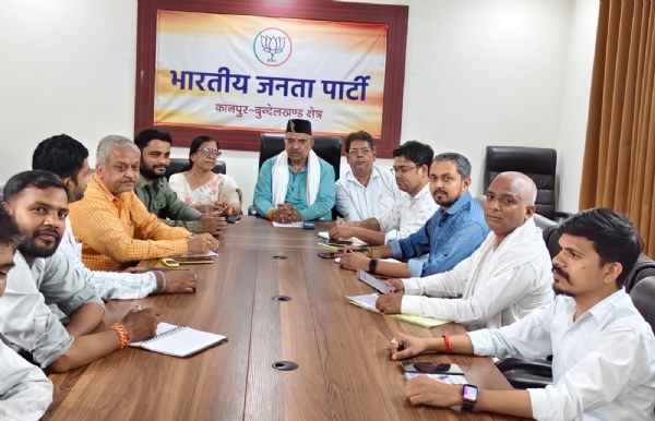 बैठक के दौरान क्षेत्रीय अध्यक्ष प्रकाश पाल व अन्य बैठक के दौरान क्षेत्रीय अध्यक्ष प्रकाश पाल व अन्य
