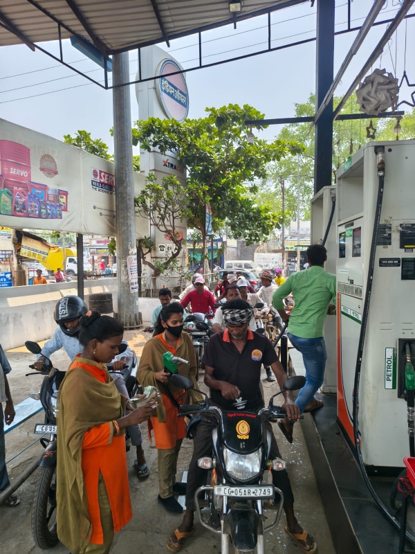पेट्रोल पंप के सामने पेट्रोल खरीदते हुए लोग। पेट्रोल पंप के सामने पेट्रोल खरीदते हुए लोग।