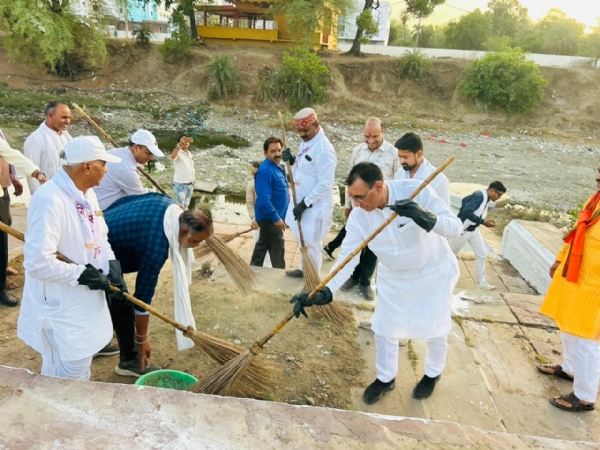 गंगा दशहरा पर राज्यमंत्री पंवार ने किया श्रमदान गंगा दशहरा पर राज्यमंत्री पंवार ने किया श्रमदान