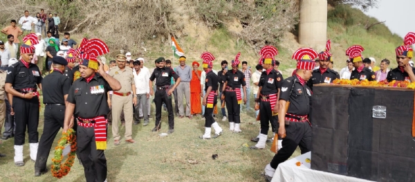 फोटो। सैन्य सम्मान के साथ हुआ अंतिम संस्कार फोटो। सैन्य सम्मान के साथ हुआ अंतिम संस्कार
