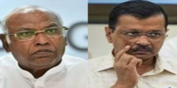 कांग्रेस अध्यक्ष मल्लिकार्जुन खरगे और आम आदमी पार्टी संयोजक अरविंद केजरीवाल (फाइल फोटो)।