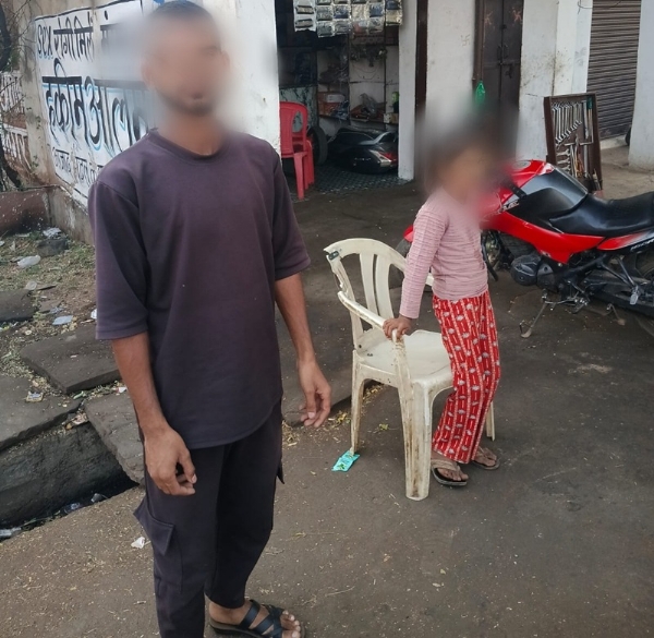 अशोकनगर के डायल-112 ने घर की राह भटकी सात वर्षीय बालिका को सुरक्षित परिजनों से मिलाया अशोकनगर के डायल-112 ने घर की राह भटकी सात वर्षीय बालिका को सुरक्षित परिजनों से मिलाया