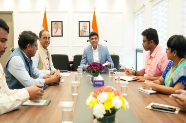संचार राज्य मंत्री डॉ. चंद्रशेखर पेम्मासानी ने एपीटी 2.0 प्लेटफॉर्म की समीक्षा करते हुए इंडिया पोस्ट को आधुनिक लॉजिस्टिक्स हब बनाने की दिशा में उठाए गए कदमों पर प्रकाश डाला। संचार राज्य मंत्री डॉ. चंद्रशेखर पेम्मासानी ने एपीटी 2.0 प्लेटफॉर्म की समीक्षा करते हुए इंडिया पोस्ट को आधुनिक लॉजिस्टिक्स हब बनाने की दिशा में उठाए गए कदमों पर प्रकाश डाला।