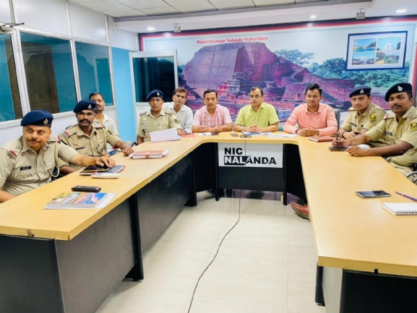 कार्यक्रम का शुभारंभ करते अधिकारी कार्यक्रम का शुभारंभ करते अधिकारी