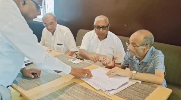 रजिस्ट्री करते हुए गृ़हस्वामी रजिस्ट्री करते हुए गृ़हस्वामी