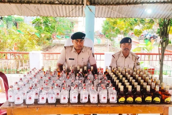 अररिया फोटो जब्त शराब के साथ पुलिस