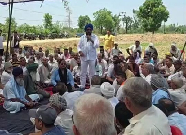 सुचेतगढ़ में सीमा किसानों के समर्थन में प्रदर्शन, मुआवजा और मालिकाना हक जारी करने की मांग सुचेतगढ़ में सीमा किसानों के समर्थन में प्रदर्शन, मुआवजा और मालिकाना हक जारी करने की मांग