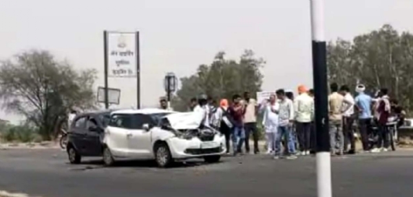 राजस्थान रोडवेज बस से टक्कर के बाद सड़क पर खड़ी क्षतिग्रस्त कार। राजस्थान रोडवेज बस से टक्कर के बाद सड़क पर खड़ी क्षतिग्रस्त कार।