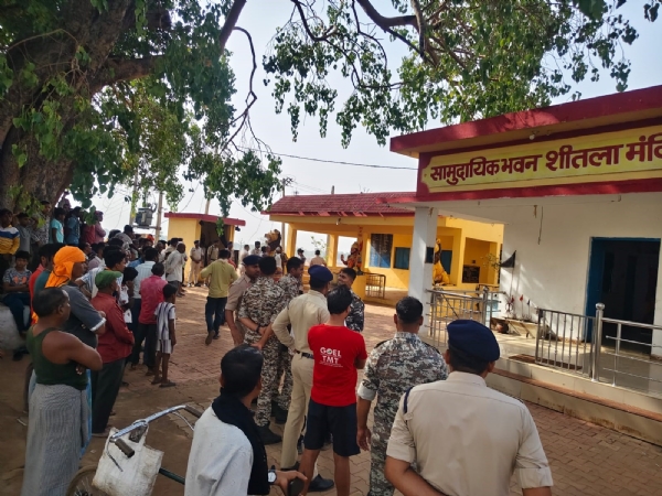घटना स्थल शीतला मंदिर के पास ग्रामीणों की भीड़।