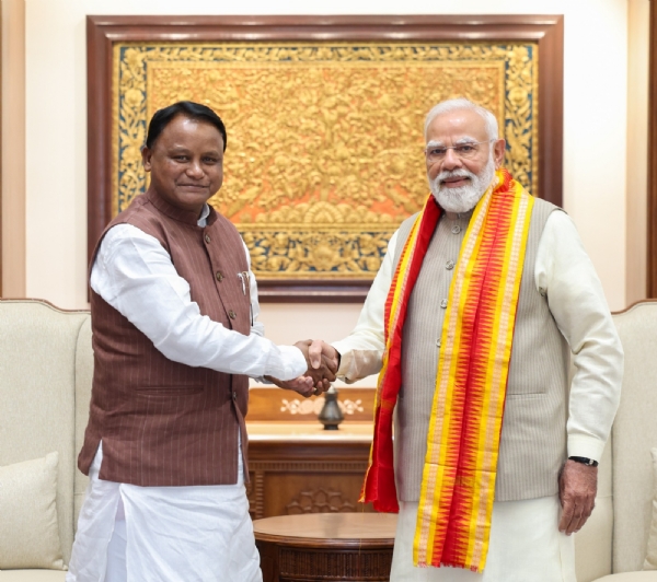ओडिशा के मुख्यमंत्री मोहन चरण माझी सोमवार को नई दिल्ली में प्रधानमंत्री नरेन्द्र मोदी से मुलाकात करते हुए ओडिशा के मुख्यमंत्री मोहन चरण माझी सोमवार को नई दिल्ली में प्रधानमंत्री नरेन्द्र मोदी से मुलाकात करते हुए