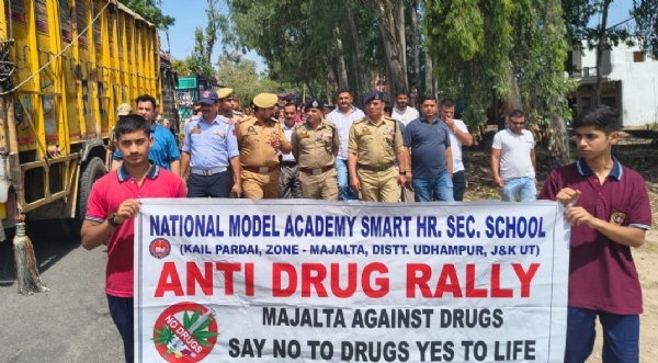 विद्यार्थियों ने नुक्कड़ नाटक और बैनरों के माध्यम से दिया नशा मुक्त समाज का संदेश विद्यार्थियों ने नुक्कड़ नाटक और बैनरों के माध्यम से दिया नशा मुक्त समाज का संदेश
