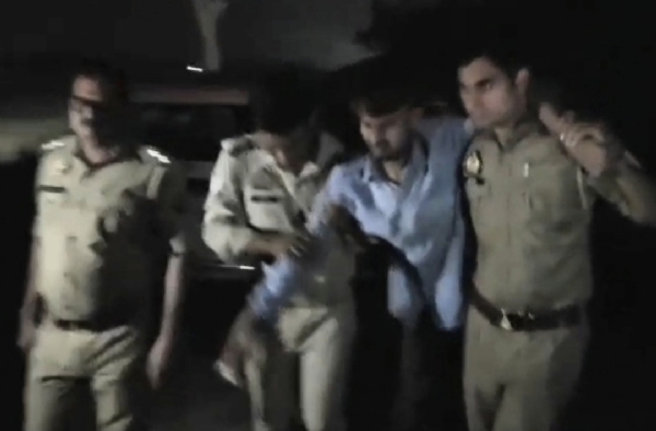 कार में लिफ्ट देकर पुलिसकर्मी को बंधक बनाकर मारपीट कर लूटने वाला बदमाश मुठभेड़ के दौरान गिरफ्तार ,पैर में लगी गोली