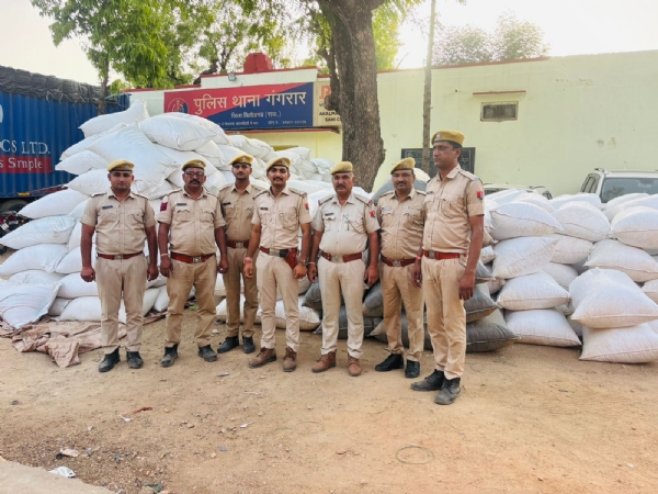 चित्तौड़गढ़ की गंगरार थाना पुलिस की टीम पकड़े गए डोडा चुरा के साथ। चित्तौड़गढ़ की गंगरार थाना पुलिस की टीम पकड़े गए डोडा चुरा के साथ।