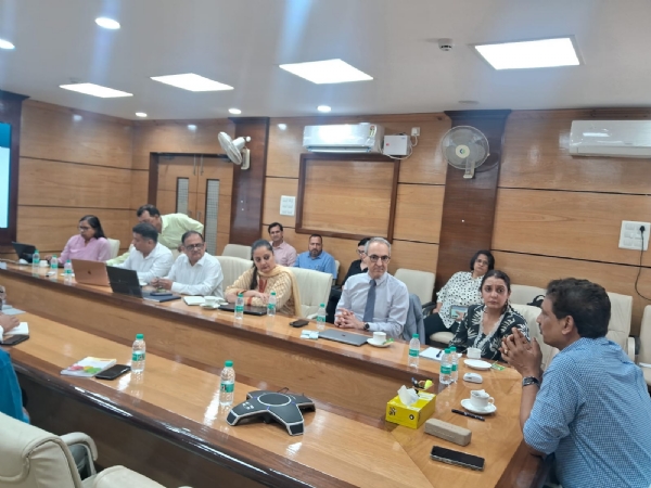बैठक में अपर मुख्य सचिव अजय सिंह समेत अन्य