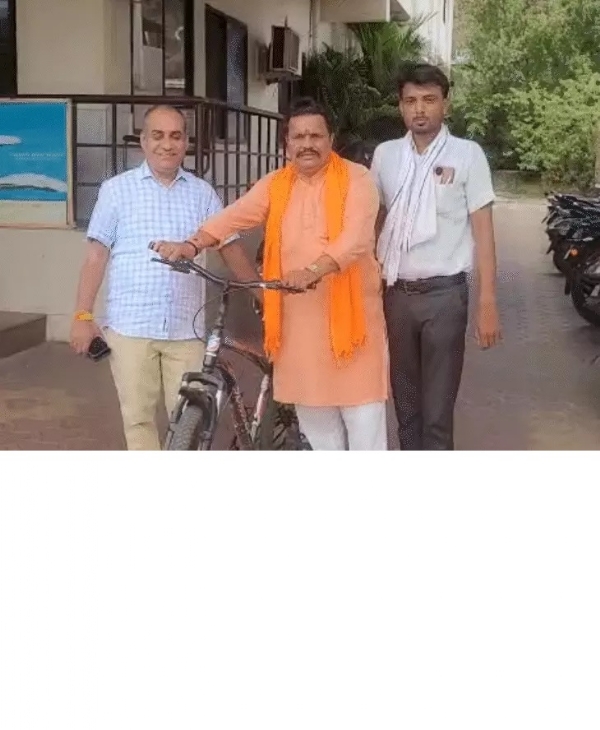 साइकिल से दफ्तर पहुंचे भोपाल जिला पंचायत उपाध्यक्ष