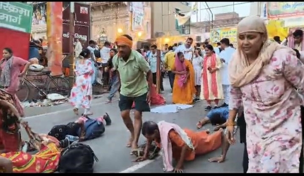 परिक्रमार्थी भाव से परिक्रमा करते हुए परिक्रमार्थी भाव से परिक्रमा करते हुए