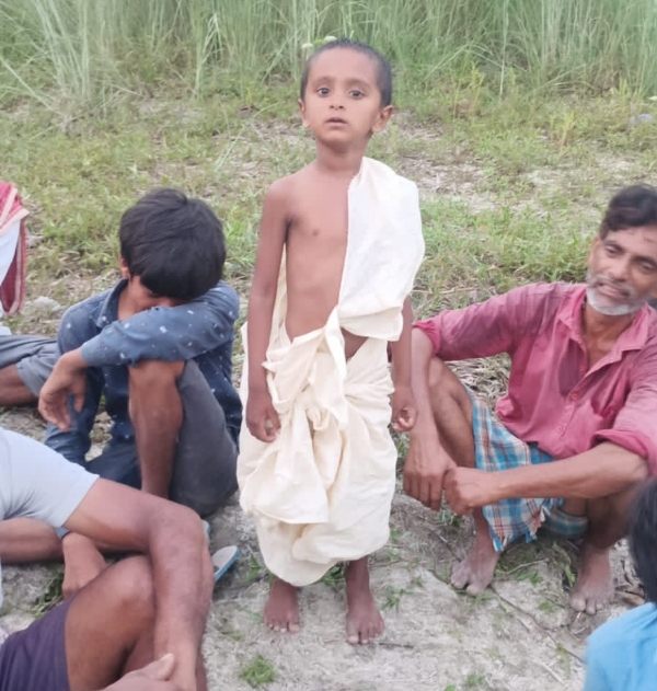 मुखाग्नि देते 4 वर्षीय पुत्र मुखाग्नि देते 4 वर्षीय पुत्र