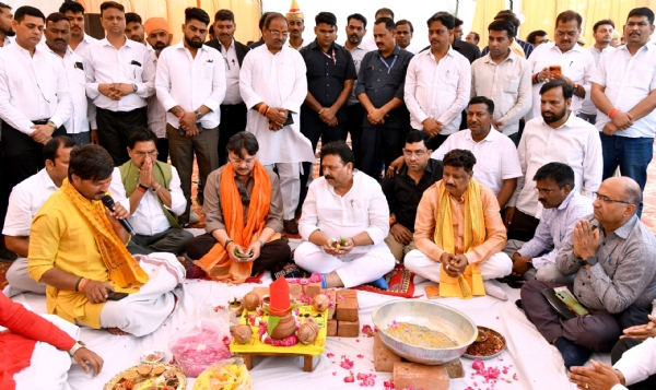 ऊप निबंधक कार्यालय का भूमि पूजन करते मंत्री रवीद्र जायसवाल ऊप निबंधक कार्यालय का भूमि पूजन करते मंत्री रवीद्र जायसवाल