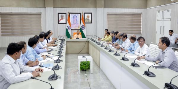 ऊर्जा विभाग की बैठक करते मुख्यमंत्री योगी ऊर्जा विभाग की बैठक करते मुख्यमंत्री योगी