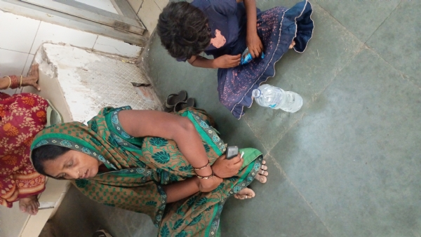 पत्नी रोते बिलखते पत्नी रोते बिलखते